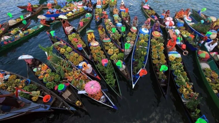 pasar terapung muara kuin