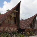 Kampung Adat Suku Batak – Huta, Rumah Bolon, Ulos, dan Dalihan Na Tolu