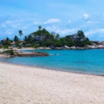 Pantai Parai: Pasir Putih, Batu Granit Raksasa, Air Biru Turquoise, dan Senja Romantis di Pesisir Sungailiat