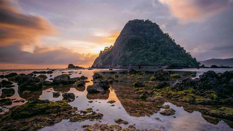 Pantai Pulau Merah, Senja Emas di Ujung Banyuwangi